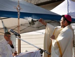 Bishop Maldonado incenses the cross during Mass. (Karen Callaway/Chicago Catholic)