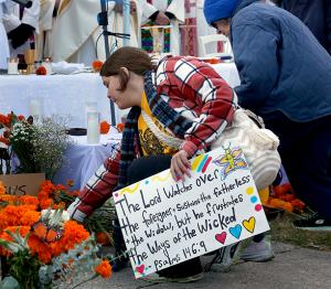 Participants place items of remembrance near the altar during Mass. (Karen Callaway/Chicago Catholic)