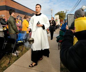 People take part in Mass. (Karen Callaway/Chicago Catholic)