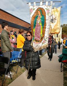 People take part in Mass. (Karen Callaway/Chicago Catholic)