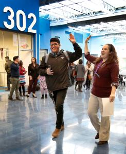 Oswaldo Bahena choca los cinco con la maestra Elizabeth Partenach cuando Cristo Rey St. Martin College Prep en Waukegan comenzó las clases el 13 de febrero. Foto: Karen Callaway/Católico