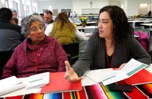 Socorro López y Noemi Romero participan en una discusión de grupo sobre inmigración durante una de las sesiones. Foto: Karen Callaway/Católico