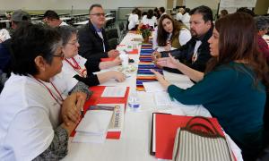De izquierda a derecha: Berta López, Guadalupe Ayala, Ernesto Álvarez, Andrea Martínez, Abel Vargas y Luzelena Arellano participan en una discusión de grupo sobre inmigración durante una de las sesiones. Foto: Karen Callaway/Católico