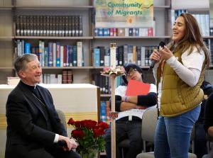El cardenal Blase J. Cupich, arzobispo de Chicago, se ríe con Andrea Martínez mientras habla a jóvenes antes de ser el celebrante principal en una misa en español. Foto: Karen Callaway/Católico