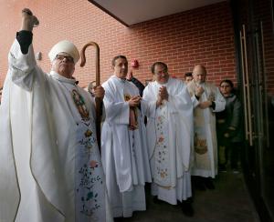 El obispo auxiliar John Manz fue el celebrante principal durante una misa inaugural para la Capilla de San José en el Santuario de Nuestra Señora de Guadalupe en Des Plaines el 21 de abril. Foto: Karen Callaway/Católico