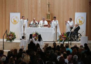 El obispo auxiliar John Manz fue el celebrante principal durante una misa inaugural para la Capilla de San José en el Santuario de Nuestra Señora de Guadalupe en Des Plaines el 21 de abril. Foto: Karen Callaway/Católico