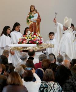 El obispo auxiliar John Manz fue el celebrante principal durante una misa inaugural para la Capilla de San José en el Santuario de Nuestra Señora de Guadalupe en Des Plaines el 21 de abril. Foto: Karen Callaway/Católico