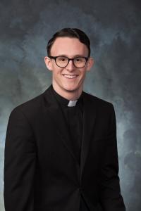 Charlie Plovanich nació en Chicago y tiene 25 años. Su primera asignación es en el Santuario de Nuestra Señora de Guadalupe. Asistió a la escuela Queen of Angels, el Seminario Preparatorio Quigley, la Escuela Secundaria St. Patrick, el Seminario St. Joseph College y a la Universidad de Santa María del Lago/ Seminario de Mundelein. Su primera misa es el 20 de mayo a las 11 a.m. en la parroquia Queen of Angels, 2330 W. Sunnyside Ave.