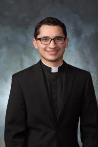 Robinson Ortiz nació en Landázuri, Colombia y tiene 27 años. Su primera asignación es en St. Joseph, Libertyville. Su educación incluye primaria y secundaria en Colombia, el Seminario Mayor de Bogotá y la Universidad de Santa María del Lago/ Seminario de Mundelein. Su primera misa es el 19 de mayo a las 5 p.m. en la parroquia St. Juliana.