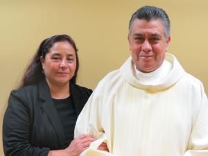 Jesús García, de 56 años, está casado con Silvia García. Reside en Stickney, Illinois y su parroquia es María Reina del Cielo. Trabaja en mantenimiento y tiene tres hijos: Vanessa (30), Héctor (28) y Pablo (22).
