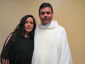 Juan Manuel Rosales, de 58 años, está casado con Rosa Rosales. Reside en Chicago, Illinois y su parroquia es Santísimo Sacramento. Es supervisor en una compañía de trenes (Metra) y tiene cuatro hijos: Juan (27), Luis (23), Ángela (21) y Emmanuel (16).