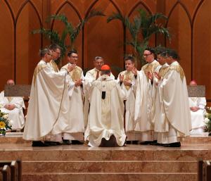 Los ocho nuevos sacerdotes arquidiocesanos oran sobre el cardenal Blase Cupich después de la ordenación el 19 de mayo en la Catedral del Santo Nombre. Foto: Karen Callaway/Católico