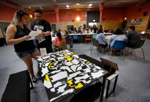 Participantes observan una obra de arte de Mónica Rezman. Foto: Karen Callaway/Católico
