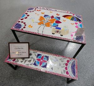 Mesa y bancos creados por la artista Norma Ríos-Sierra. Foto: Karen Callaway/Católico
