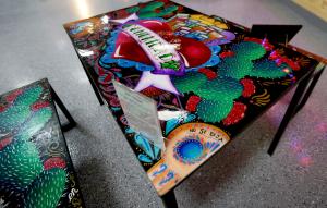 Una mesa y bancos creados por la artista Jaqui Almaguer. Foto: Karen Callaway/Católico