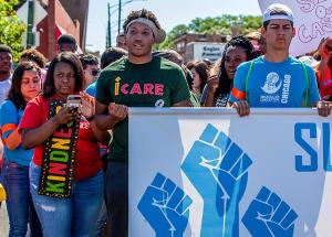 Manifestantes contra la violencia cerraron todos los carriles hacia el norte, entre las calles 79 y 67, de la autopista Dan Ryan con una marcha organizada por el Rev. Michael Pfleger, sacerdote de la iglesia católica Santa Sabina, el 7 de julio de 2018. Foto: Natalie Battaglia/Católico