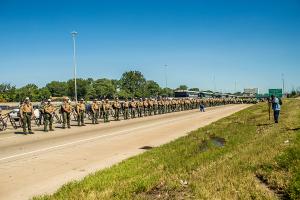 Manifestantes contra la violencia cerraron todos los carriles hacia el norte, entre las calles 79 y 67, de la autopista Dan Ryan con una marcha organizada por el Rev. Michael Pfleger, sacerdote de la iglesia católica Santa Sabina, el 7 de julio de 2018. Foto: Natalie Battaglia/Católico