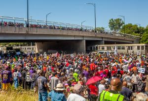 Manifestantes contra la violencia cerraron todos los carriles hacia el norte, entre las calles 79 y 67, de la autopista Dan Ryan con una marcha organizada por el Rev. Michael Pfleger, sacerdote de la iglesia católica Santa Sabina, el 7 de julio de 2018. Foto: Natalie Battaglia/Católico