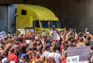 Manifestantes contra la violencia cerraron todos los carriles hacia el norte, entre las calles 79 y 67, de la autopista Dan Ryan con una marcha organizada por el Rev. Michael Pfleger, sacerdote de la iglesia católica Santa Sabina, el 7 de julio de 2018. Foto: Natalie Battaglia/Católico