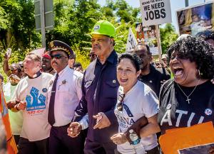 Manifestantes contra la violencia cerraron todos los carriles hacia el norte, entre las calles 79 y 67, de la autopista Dan Ryan con una marcha organizada por el Rev. Michael Pfleger, en el extremo izquierdo, sacerdote de la iglesia católica Santa Sabina, quien caminó con el superintendente de la policía de Chicago Eddie Johnson, el Rev. Jesse Jackson y Susana Mendoza, Contralora de Illinois, el 7 de julio de 2018. Foto: Natalie Battaglia/Católico