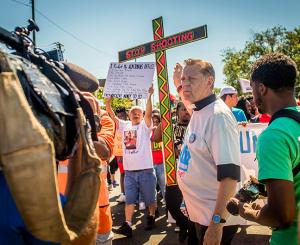 El Reverendo Michael Pfleger, párroco de la iglesia Santa Sabina, lidera una marcha por la paz para cerrar todos los carriles hacia el norte de la autopista Dan Ryan entre la calle 79 y la calle 67, el 7 de julio de 2018.  Foto: Natalie Battaglia/Católico