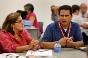 Susan Medina, de Atlanta, y José Torres, de Chicago, participan en una discusión de grupo durante la noche de apertura el 11 de julio. La Arquidiócesis de Chicago presentó Instituto Pastoral Migratoria del 11 al 15 de julio en Catholic Theological Union, 5416 S. Cornell Ave. Foto: Karen Callaway/Católico
