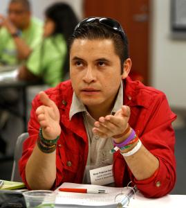 Rene Palacios Garita, de la escuela de trabajo social de la Universidad Loyola, participa en una discusión de grupo pequeño durante la noche de apertura el 11 de julio.  Foto: Karen Callaway/Católico