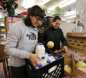 María Peregina y Ximena Covarrubias, estudiantes de México, ordenan productos en Casa Catalina, el 23 de enero. Foto: Karen Callaway/ Católico