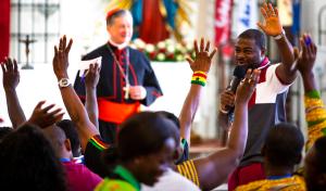 Un peregrino de Ghana pide a otras personas levantar la mano durante una sesión de catequesis con el cardenal Blase Cupich en Ntra. Sra. del Perpetuo Socorro en Ciudad de Panamá el 25 de enero. Foto: Chaz Muth/CNS