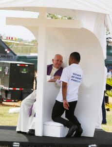 El papa Francisco escucha una confesión durante una liturgia penitencial con detenidos jóvenes en el Centro de Detención Juvenil Las Garzas de Pacora en Pacora, Panamá, el 25 de enero de 2019. Foto: Paul Haring/CNS