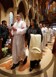 Ireneusz Mocarski acompaña a su esposa Cynthia en la procesión de apertura. Foto: Karen Callaway/Católico