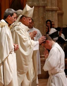 El cardenal Cupich impone las manos sobre Eugene Cumberer Jr. Foto: Karen Callaway/Católico
