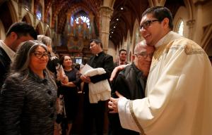 El recién ordenado padre Marco Franco recibe abrazos de felicitación después de su ordenación. Originario de Zapopan, Jalisco, el padre Marco es el único mexicano de los ocho. Foto: Karen Callaway/Católico.
