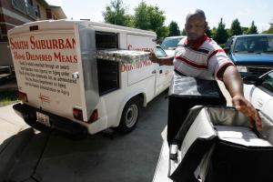 El reconocimiento Sta. Teresa de Ávila es otorgado a la agencia arquidiocesana Caridades Católicas de Chicago. En la foto se ve a un empleado de Caridades Católicas que sube 250 comidas para entregar a jubilados en Calumet City
en una imagen de 2008. Foto: Karen Callaway/Católico