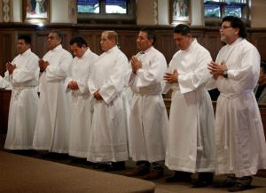 El reconocimiento San Esteban se otorga al Instituto de Liderazgo Pastoral (ILP) por su compromiso con la formación de líderes pastorales laicos hispanos en distintas áreas. 18 candidatos
fueron instituidos
en el Ministerio
del Lectorado y
Acolitado de ILP
en San Nicolás de
Tolentino, el 23 de
agosto de 2019. Foto:
Karen Callaway/
Católico