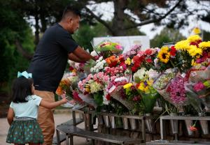 Un hombre coloca flores a la imagen de Nuestra Señora. Foto: Karen Callaway/Católico