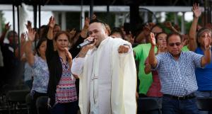 El padre Andrés Beltrán Arias canta con los devotos antes de comenzar un servicio. Foto: Karen Callaway/Católico