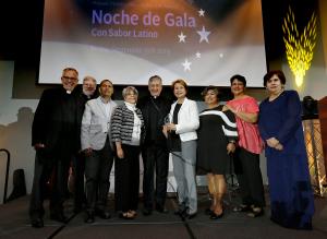 Miembros del Instituto de Liderazgo Pastoral recibieron el reconocimiento San Esteban: Formación, de manos del cardenal Cupich. Foto: Karen Callaway/Católico