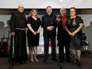 Miembros de la parroquia San José Sánchez del Río recibieron el reconocimiento San Juan XXIII: Comunidad, de manos del cardenal Cupich. Foto: Karen Callaway/Católico