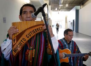 Huguito Gutiérrez de la banda Wuayco toca un instrumento de viento antes de que empiece el evento.