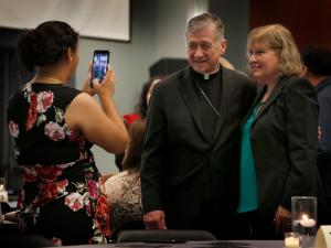El cardenal Cupich ofreció las palabras de apertura y entregó reconocimientos en la Vigésima Celebración de Noche de Gala el 20 de septiembre en IUOE Local 399 Union Hall, 2260 S. Grove St. en Chicago, IL. La noche honró a los católicos que sirven y trabajan en el Ministerio Hispano en la Arquidiócesis. Cerca de 150 parroquias que ofrecen ministerio hispano y varias agencias arquidiocesanas estuvieron representadas por los asistentes de la noche. Foto: Karen Callaway/Católico