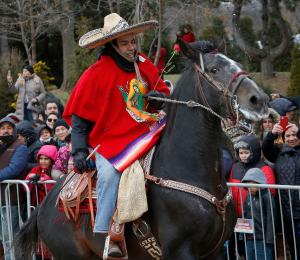Jinetes de Vaqueros Unidos reciben la bendición el 7 de diciembre. Foto: Karen Callaway/Católico