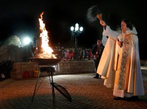 El padre Giovanny Navarro Sánchez, vicerrector del Santuario, bendice la tradicional antorcha guadalupana. Foto: Karen Callaway/Católico