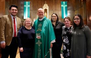 Manuel Brito-Carrillo, Claudea Heisse, el padre Matt Eyerman, Cuca Vidal, Mary Quinn y Diana Vidal, miembros de St. Malachy. Foto: Karen Callaway/Católico.