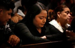 Cuca Vidal ora durante la misa el 16 de febrero de 2020. Foto: Karen Callaway/Católico.