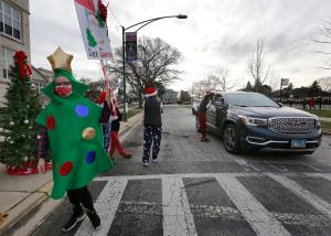 Parroquianos y estudiantes de Queen of All Saints Basilica, en Chicago, organizaron una colecta de juguetes por medio de un “drive-thru”, el 13 de diciembre. Santa Claus estuvo allí también para saludar a los niños desde una sana distancia. Foto: Karen Callaway/Católico