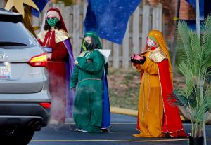 La parroquia St. Edna en Arlington Heights organizó por primera vez una representación de las Estaciones de la Natividad como drive-thru el 13 de diciembre. Los asistentes condujeron en el auto por cada una de las tiendas que representaban una estación para aprender sobre la experiencia de la Sagrada Familia. Familias de la parroquia actuaron en cada tienda, junto con personal de Educación Religiosa y del Ministerio Juvenil. Conforme los visitantes dejaban la estación Belén, San Nicolás saludaba a los niños en los carros y ofrecía a cada familia un adorno para llevar a casa. Foto: Karen Callaway/Católico