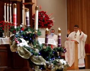Imagen de la misa por la festividad de la Virgen de Guadalupe que dio el padre Esequiel Sánchez, rector del santuario de Des Plaines. La misa se celebró el 11 de diciembre, pero se transmitió por Univisión el 13 de diciembre. Debido a la pandemia, la celebración anual a Nuestra Señora de Guadalupe fue cancelada este año. Foto: Karen Callaway/Católico