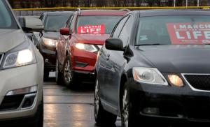 Debido a la pandemia de Covid-19, la Marcha por la Vida llevó su concentración anual a la carretera para seis concentraciones en los autos al aire libre en cuatro estados del Medio Oeste. En la foto, participantes en el evento en Mundelein el 17 de enero. Foto: Karen Callaway/Católico