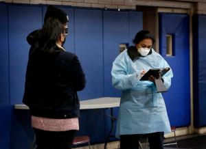 Pruebas de detección de Covid-19 en Sta. Inés: Hemi Patel, enfermera de Prism Health Lab registra a una pareja para recibir una prueba de detección de Covid-19. Desde finales de diciembre, el gimnasio ha servido como lugar de pruebas gratuitas, sábados y domingos de 9:00 a.m. a 4:00 p.m. Foto: Karen Callaway/Católico